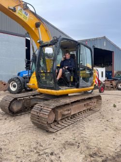 JCB JS130 DIGGER.