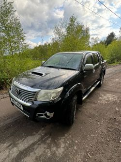 EXPLORE ADVENTURE WITH THE TOYOTA HILUX INVINCIBLE 3.0 AUTOMATIC