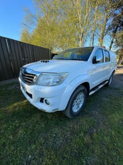 TOYOTA HILUX 2013 INVINCIBLE 3.0 AUTOMATIC - LOW MILEAGE, PREMIUM FEATURES!