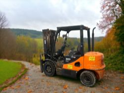 DOOSAN D30S-5 DIESEL FORKLIFT - RELIABLE MATERIAL HANDLING SOLUTION