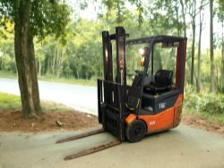 TOYOTA ELECTRIC 3-WHEEL FORKLIFT - MODEL 7FBEST15 (YEAR: 2010)