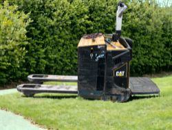 CAT LIFT TRUCKS ELECTRIC PALLET TRUCK - MODEL NPV20N2 (2014) **(INCLUDES CHARGER)**