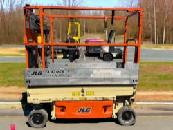 JLG 1930 ES ELECTRIC SCISSOR LIFT - 2011 **(INCLUDES CHARGER)**