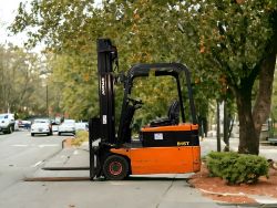 DAEWOO ELECTRIC 3-WHEEL FORKLIFT - MODEL B15T (1998) **(INCLUDES CHARGER)**