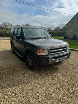 EXPLORE BEYOND BOUNDARIES: LAND ROVER DISCOVERY 3 TRUCK