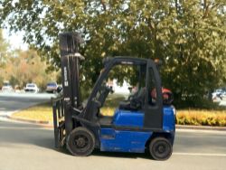 NISSAN LPG FORKLIFT - MODEL UD02A20PQ (2002)