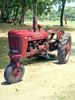 INTERNATIONAL FARMALL H TRACTOR