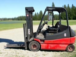 LINDE ELECTRIC 4-WHEEL FORKLIFT - E25-01 (1996) **(INCLUDES CHARGER)**