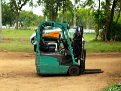 **(INCLUDES CHARGER)** MITSUBISHI ELECTRIC 3-WHEEL FORKLIFT - FB16NT (2011)
