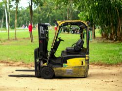 **(INCLUDES CHARGER)** MITSUBISHI ELECTRIC 3-WHEEL FORKLIFT - FB16NT (2011)