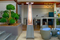 FREE DELIVERY - OUTDOOR PYRAMID GAS PATIO HEATER