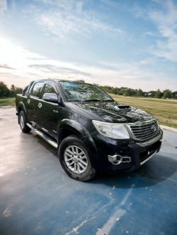TOYOTA HILUX INVINCIBLE AUTO 3.0 PICKUP TRUCK DOUBLE CAB - METALLIC BLACK