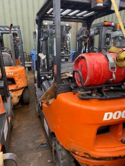 DOOSAN G25E-5 GAS FORKLIFT TRUCK 10K HOURS