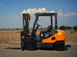 DOOSAN DIESEL FORKLIFT - MODEL D30S-5