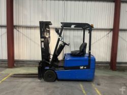 2002 CAT LIFT TRUCKS ELECTRIC - 3 WHEELS EP18KRT**(INCLUDES CHARGER)**