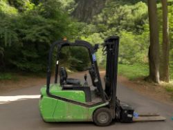 **(INCLUDES CHARGER)** 2006 CESAB C3E150 ELECTRIC 3-WHEEL FORKLIFT