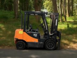 DOOSAN DIESEL FORKLIFT - MODEL D30S-5