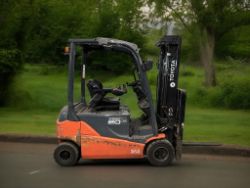 **(INCLUDES CHARGER)** 2016 TOYOTA 8FBM20T ELECTRIC FORKLIFT