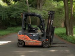**(INCLUDES CHARGER)** 2015 TOYOTA 8FBMT20 ELECTRIC 4-WHEEL FORKLIFT