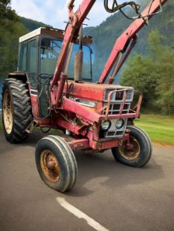 INTERNATIONAL 784 TRACTOR WITH LOADER