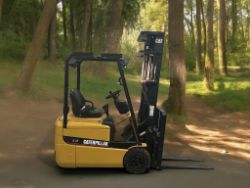 CAT LIFT TRUCKS EP15KRT ELECTRIC FORKLIFT (2006) **(INCLUDES CHARGER)**