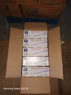 PALLET CONTAINING APPROX 2400 X STERILE HYPODERMIC SYRINGE ( NO VAT ON HAMMER)