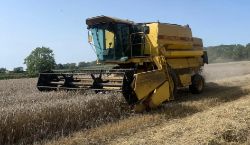 NEW HOLLAND TX32 COMBINE