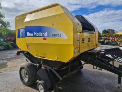 NEW HOLLAND BR740A ROUND BALER