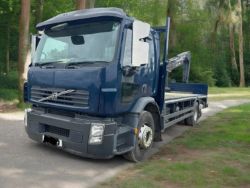2010 VOLVO FE300 6 X 2 REAR LIFT FLATBED WAGON