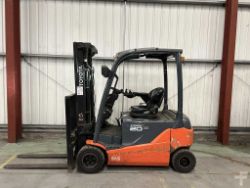 2016 TOYOTA ELECTRIC 4-WHEEL FORKLIFT 8FBM20T**(INCLUDES CHARGER)**