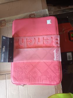 140 X BENCH AND GLAMROX LAPTOP SLEEVES SEE DESCRIPTION