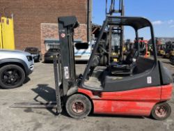 1996 LINDE ELECTRIC 4-WHEEL FORKLIFT E25-01**(INCLUDES CHARGER)**