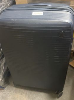 1X PALLET OF 8 IT LUGGAGE SUITCASES RRP £640
