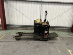 2017 CAT LIFT TRUCKS ELECTRIC PALLET TRUCK NPV20N2**(INCLUDES CHARGER)**