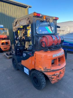 DOOSAN G25E-5 GAS FORKLIFT 2016 - 7848 HOURS