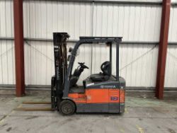 **(INCLUDES CHARGER)** 2005 TOYOTA ELECTRIC FORKLIFT D-7FBE18
