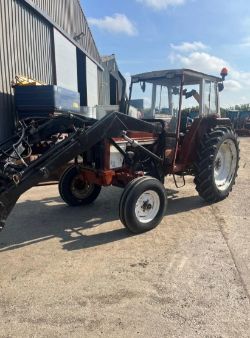 INTERNATIONAL 574 TRACTOR WITH LOADER