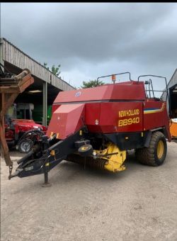 IMPRESSIVE 2003 NEW HOLLAND BB940 BALER