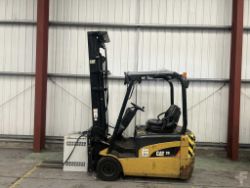 2007 CAT LIFT TRUCKS ELECTRIC - 3 WHEELS EP20NT-48E**(INCLUDES CHARGER)**