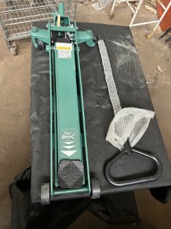ORIGINAL COMPAC 1500KG CAR JACK BRAND NEW.