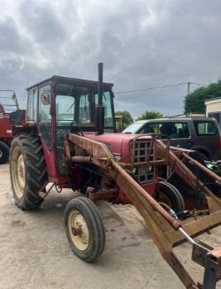 INTERNATIONAL 475 TRACTOR WITH LOADER BUCKET & PALLET FORKS