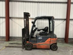 2015 TOYOTA ELECTRIC 4-WHEEL FORKLIFT 8FBMT20**(INCLUDES CHARGER)**