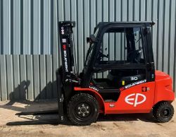 2023 EP EQUIPMENT EFL303 WITH CABIN LITHIUM-ION FORKLIFT