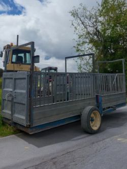 CATTLE TRAILER / SHEEP TRAILER WITH HYDRAULIC DECK