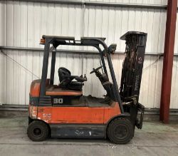 TOYOTA ELECTRIC FORKLIFT 7FBMF30 (2007) **(INCLUDES CHARGER)**