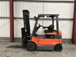 2007 TOYOTA ELECTRIC FORKLIFT - 7FBMF20 **(INCLUDES CHARGER)**