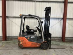 2012 TOYOTA 8FBET20 ELECTRIC 3-WHEEL FORKLIFT **(INCLUDES CHARGER)**