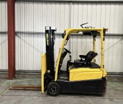 2018 HYSTER J2.0XNT ELECTRIC 3-WHEEL FORKLIFT **(INCLUDES CHARGER)**