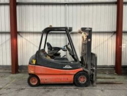 **(INCLUDES CHARGER)** 2001 LINDE E25-02 ELECTRIC FORKLIFT - 2,500 KG CAPACITY