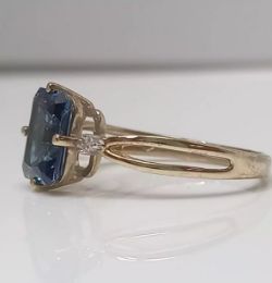 BLUE TOPAZ & DIAMOND RING 9CT YELLOW GOLD
